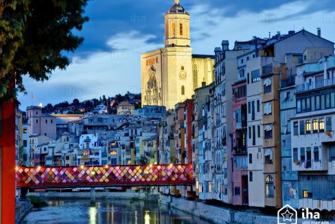 Palamos-Girona-por-la-noche-con-el-puente-decorado-y-catedral-