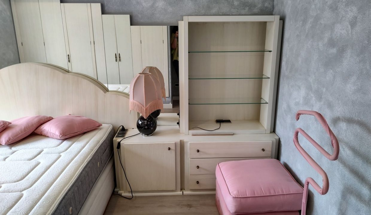 11 - Dormitorio principal con puf